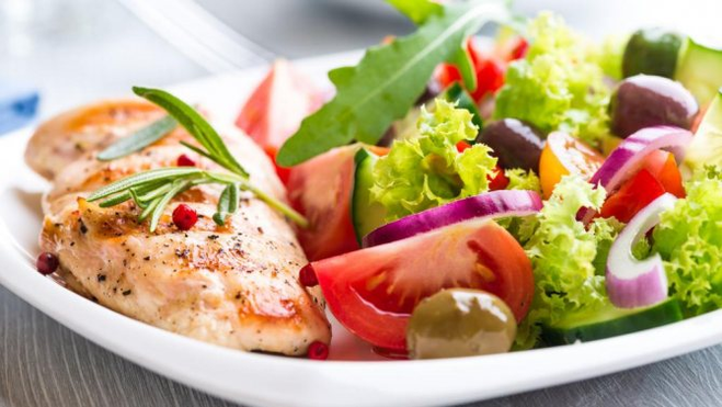 salad sayur sareng lauk dina diet protéin