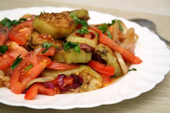 Diet Maggi kalebet salad sayuran anu séhat sareng terong pindang. 